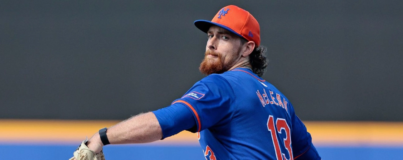 Động tác khởi động kỹ lưỡng trước khi bước vào khu vực đánh bóng trong buổi tập luyện