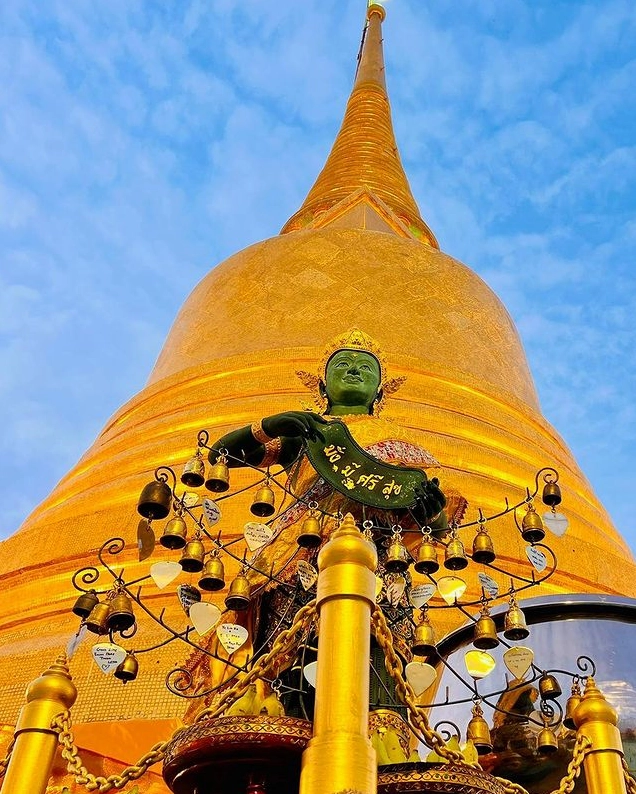 Du khách dâng hương thành kính trước những bức tượng Phật tại Chùa Wat Saket