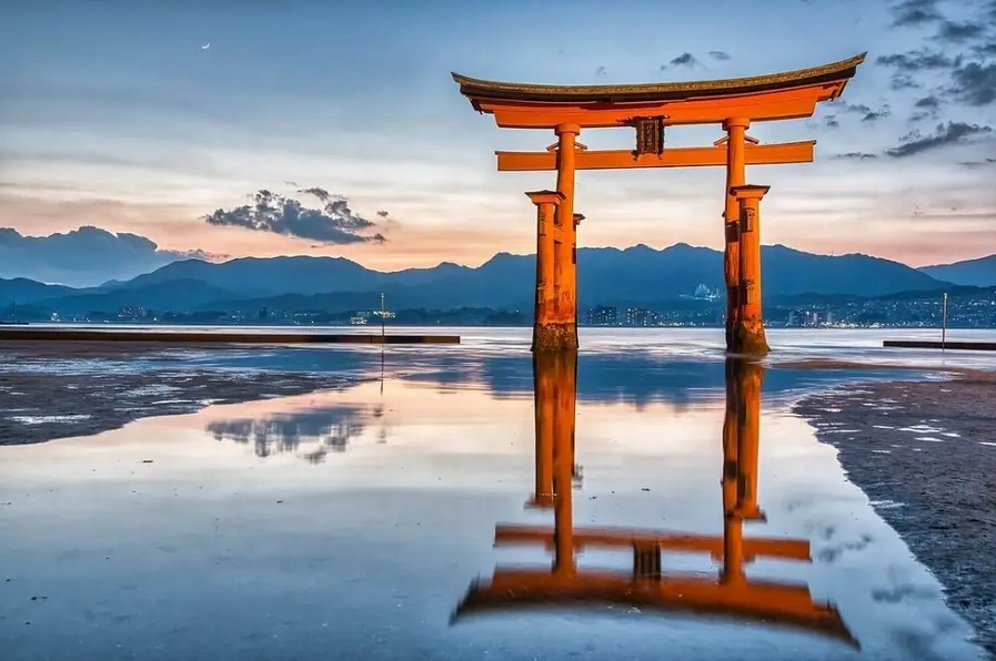 Du khách dạo bước quanh chiếc cổng Torii uy nghi khi thủy triều rút xuống