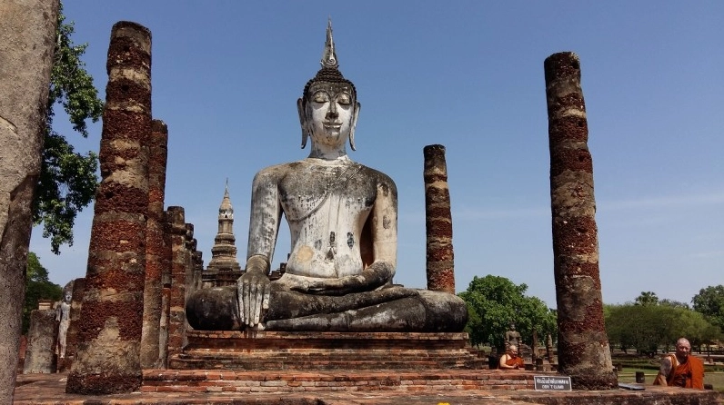 Du khách rảo bước thăm quan không gian thanh tịnh của chùa Wat Mahathat