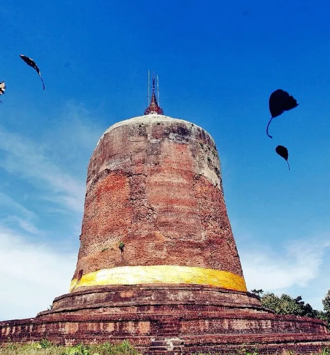 Du khách rảo bước tham quan khuôn viên thanh tịnh của Chùa Trắng Myatheindan