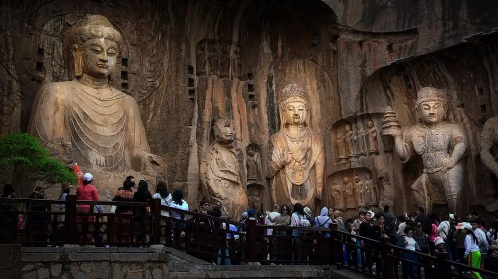 Du khách thành kính đi dạo và chiêm bái dọc theo lối đi tại di tích