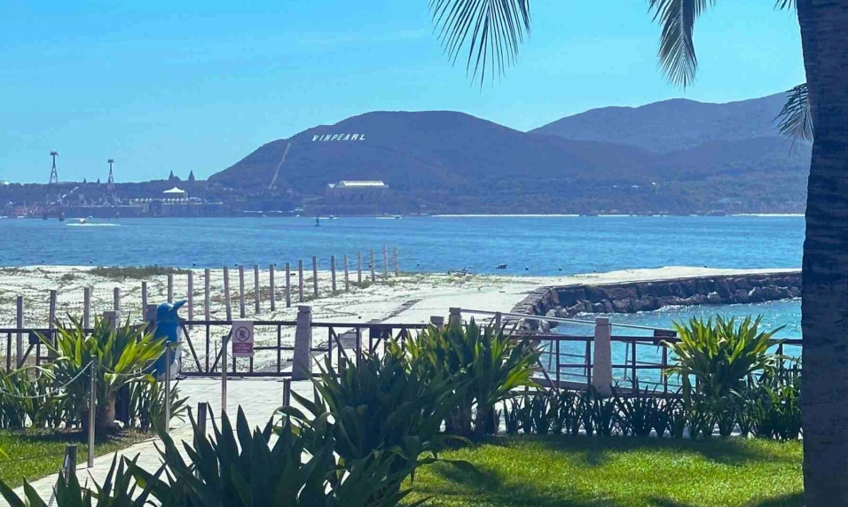 Du khách thành tâm dâng hương vãn cảnh chùa trong những dịp cuối tuần bình yên