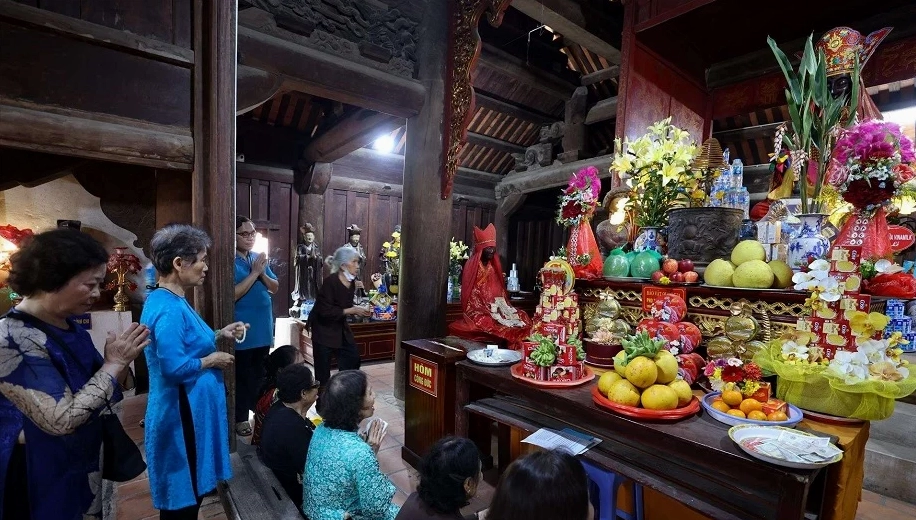 Du khách thập phương thành kính chắp tay chiêm bái trước điện thờ