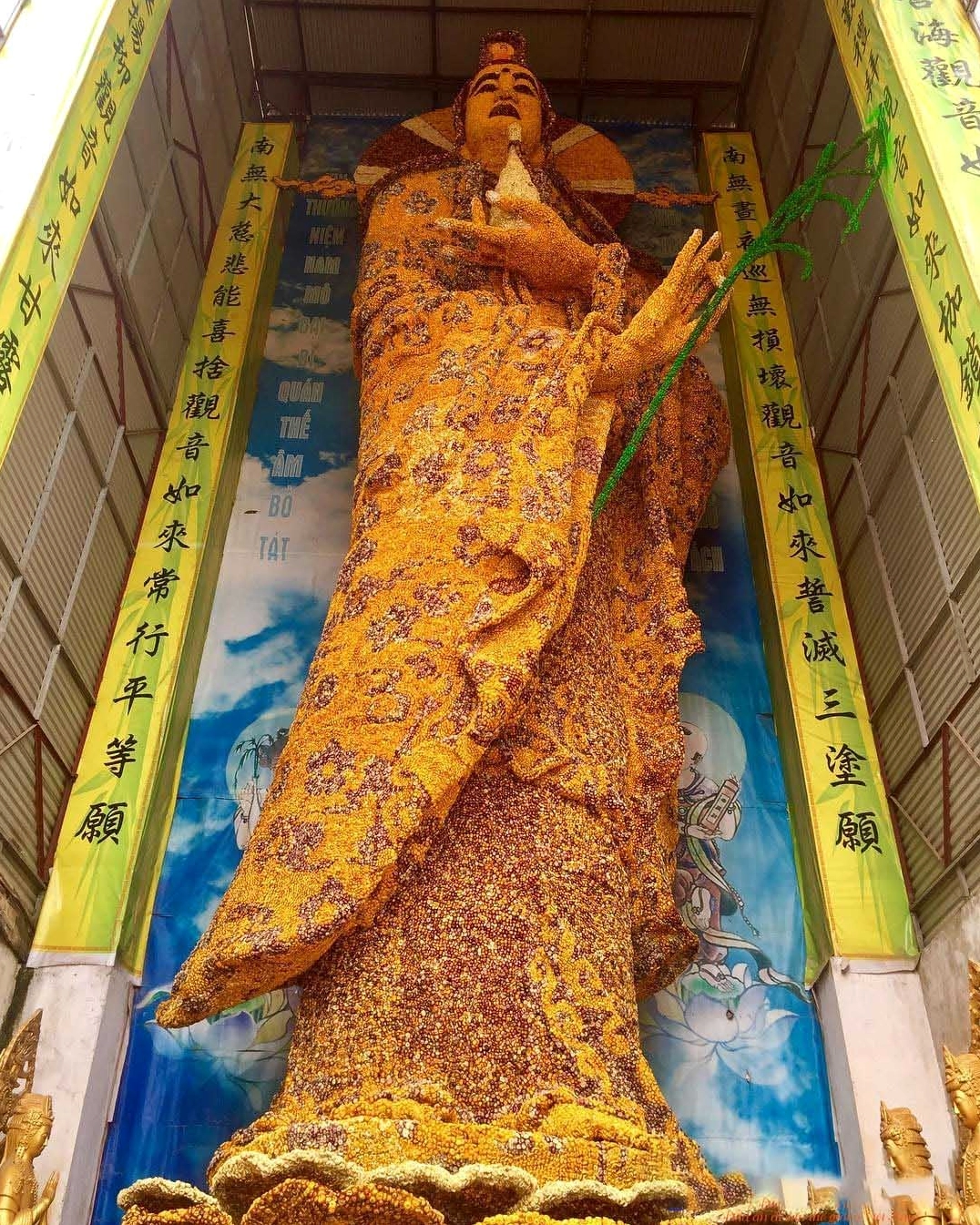 Du khách thập phương thành kính chiêm bái trước điện thờ trang nghiêm