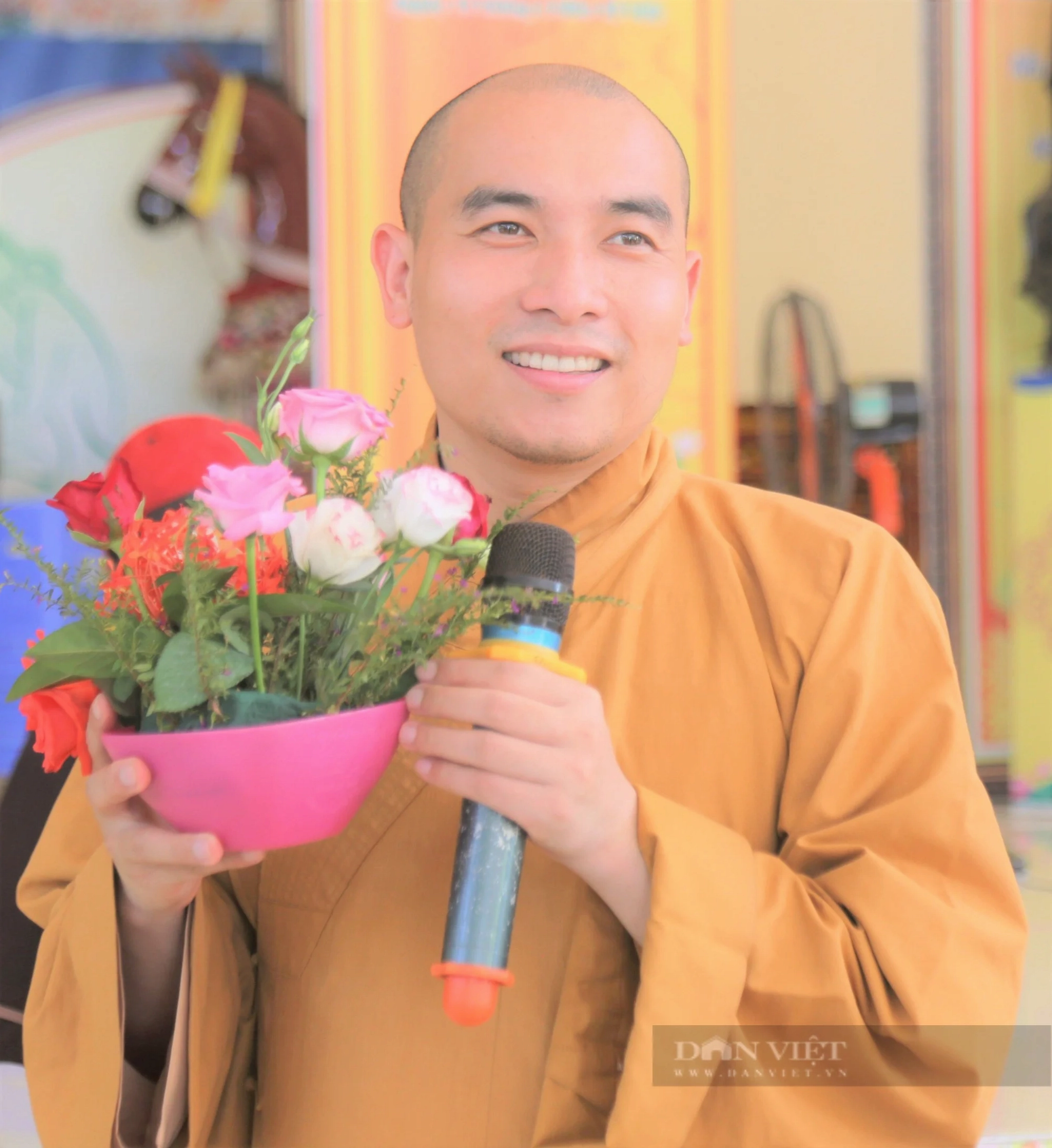 Du khách thập phương thành tâm dâng hương lễ Phật tại khuôn viên di tích