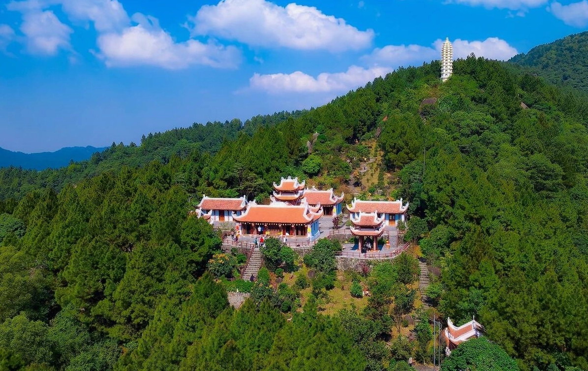 Du khách thập phương về chiêm bái cảnh phật tại chùa Hương Tích