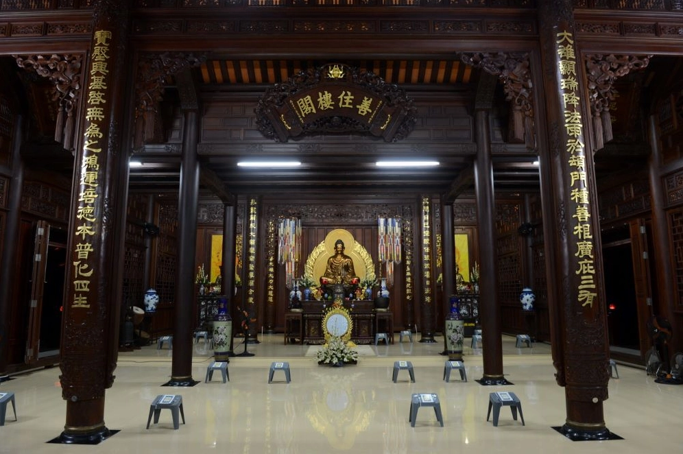 Du khách và phật tử khi đến tham quan chiêm bái cần giữ thái độ cung kính và cẩn trọng