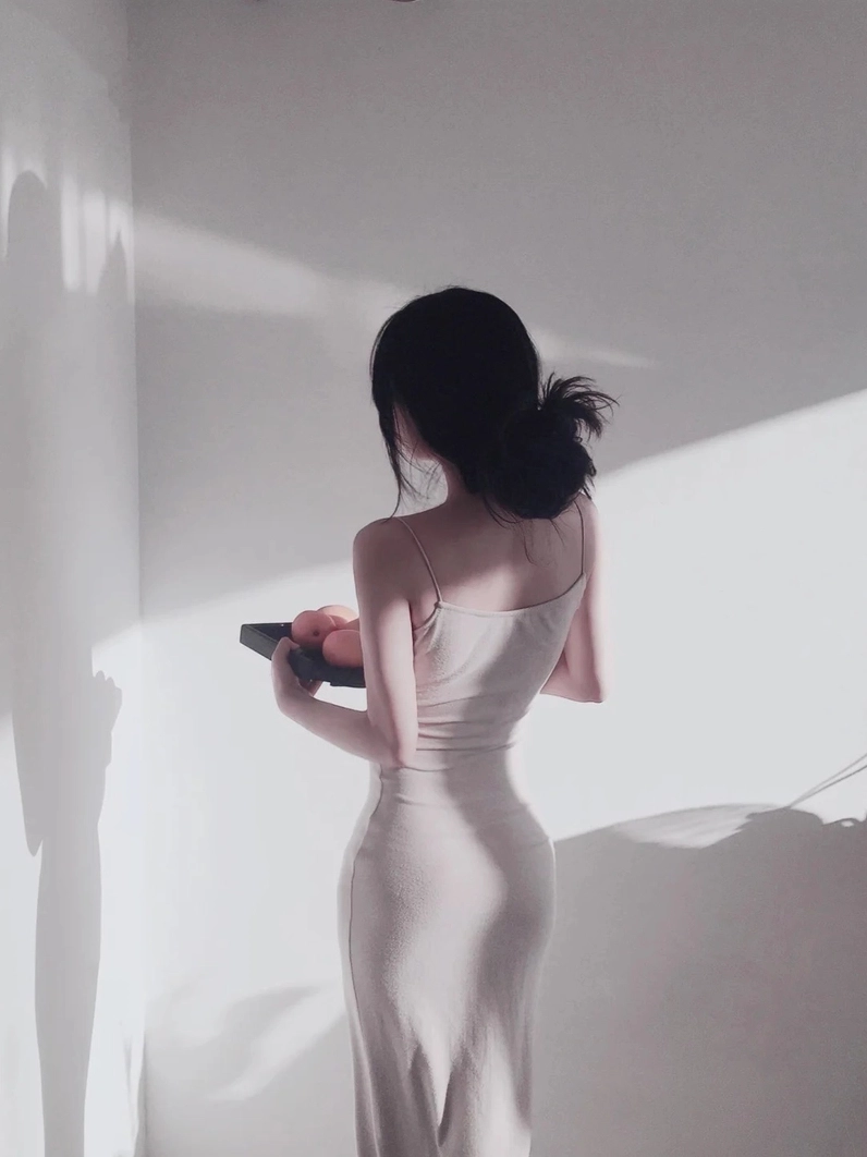 Đường cong nóng bỏng được khoe khéo qua mẫu váy body hai dây đầy cuốn hút