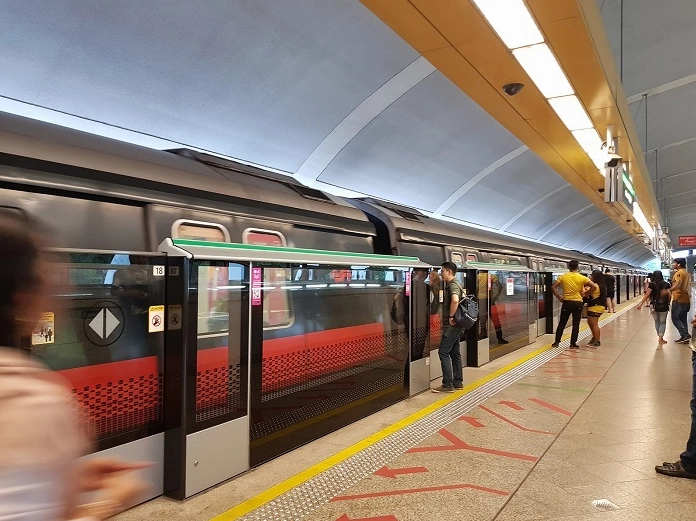 Đường dẫn vào khu vực chính điện của Đền Huỳnh Đại Tiên luôn tấp nập du khách