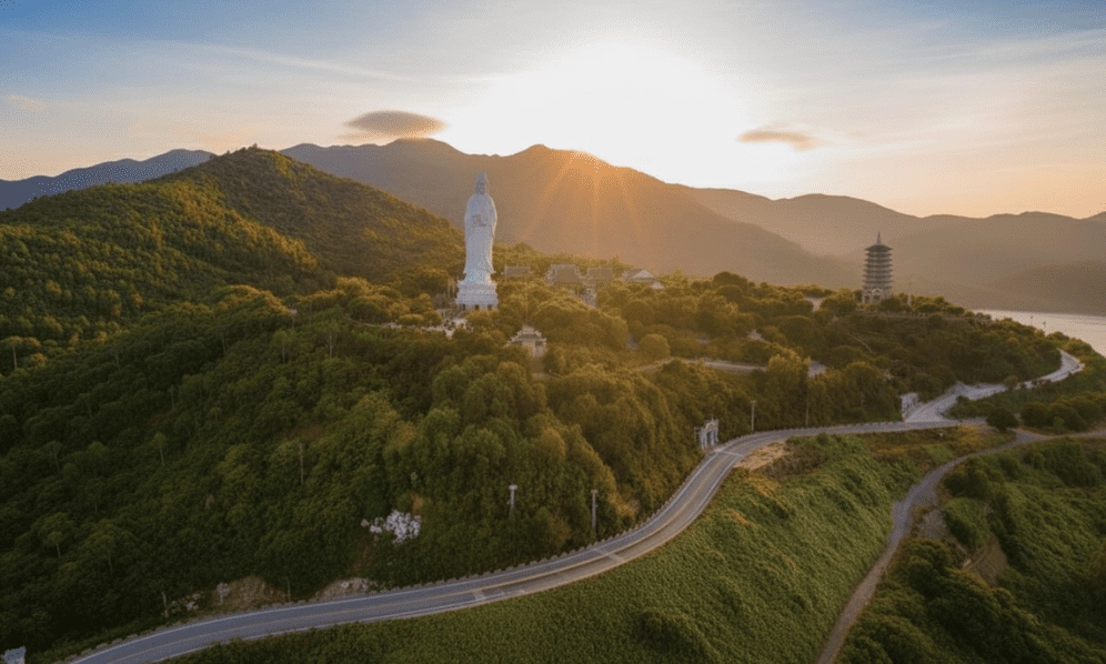 Đường lên chùa Linh Ứng rộng rãi dễ đi men theo bờ biển tuyệt đẹp