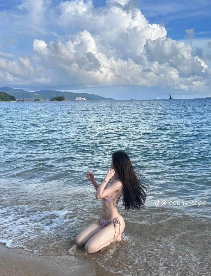 Đường nét hình thể hài hòa và nổi bật của người mẫu trong trang phục áo tắm