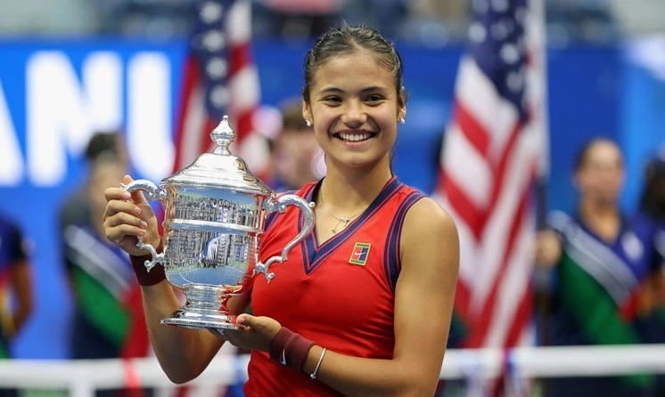 Emma Raducanu nâng cao chiếc cúp vô địch US Open danh giá