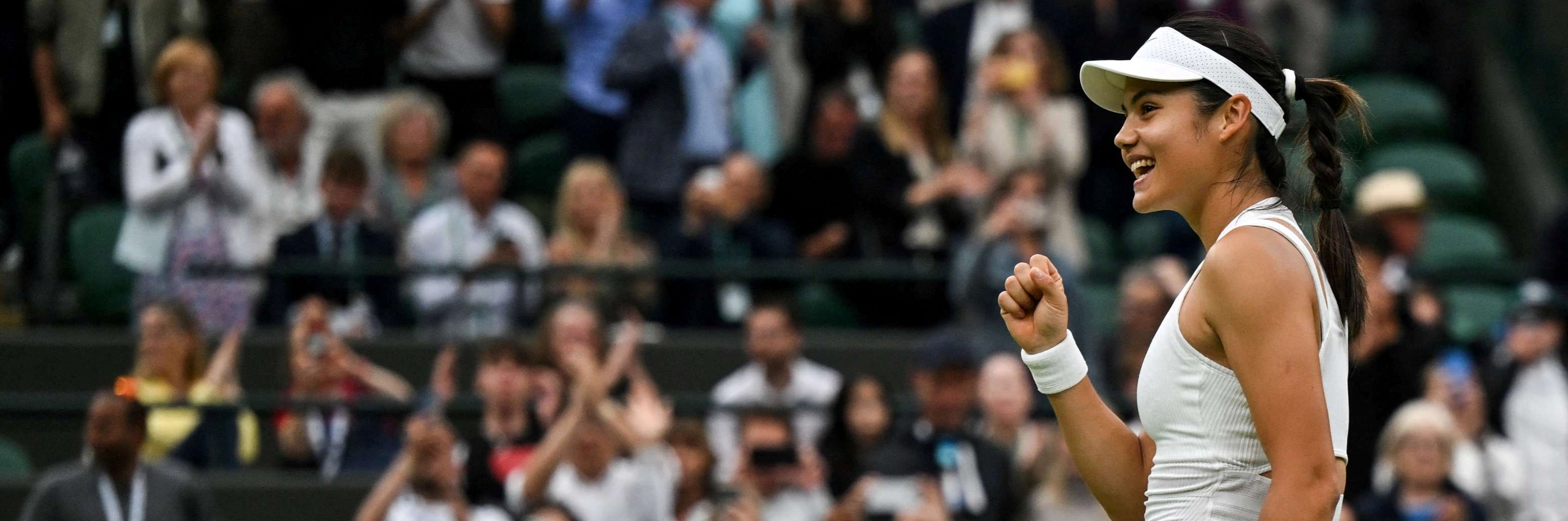 Emma Raducanu tươi cười trước sự cổ vũ nồng nhiệt của khán giả trên sân Trung tâm Wimbledon