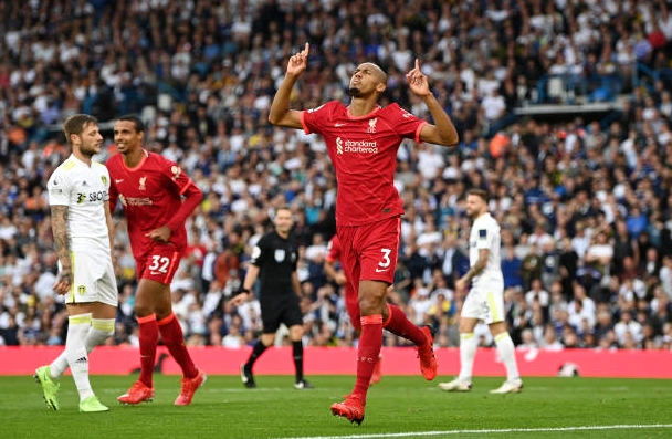 Fabinho ăn mừng bàn thắng cùng các đồng đội