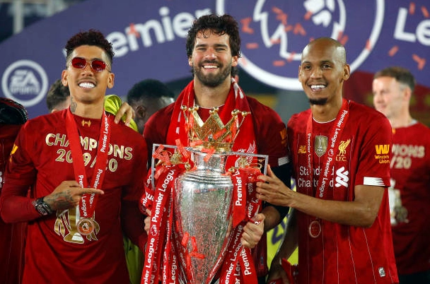 Fabinho nâng cao cúp vô địch Ngoại hạng Anh