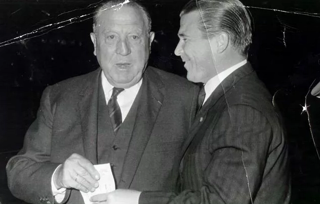 Ferenc Puskás ăn mừng bàn thắng cùng các đồng đội tại Real Madrid