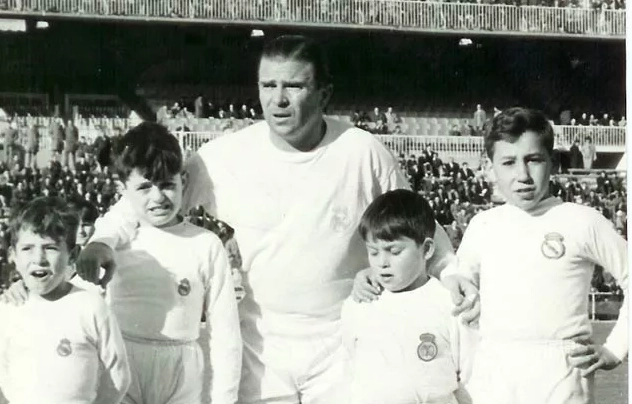 Ferenc Puskás trong trang phục thi đấu của Real Madrid