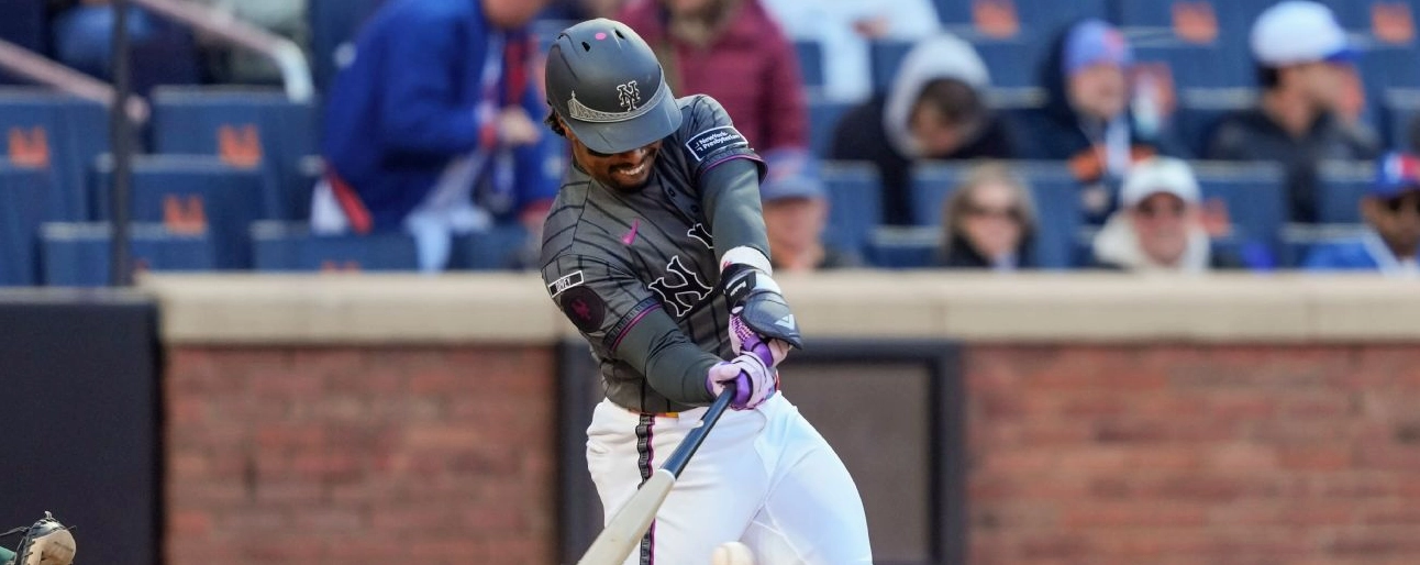 Francisco Lindor với biểu cảm đầy suy tư trên sân cỏ trong màu áo New York Mets