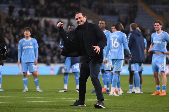 Frank Lampard ăn mừng chiến thắng đưa Coventry thăng hạng lên Ngoại hạng Anh