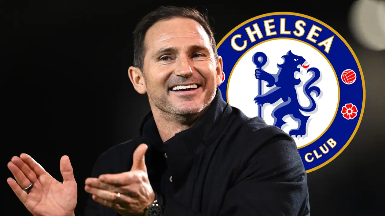 Frank Lampard suy tư trên đường biên trong một trận đấu căng thẳng