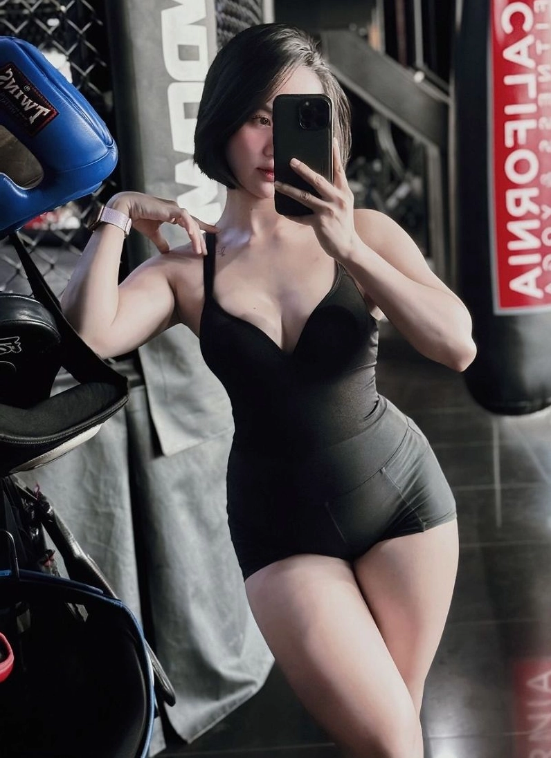 Gái diện đồ thể thao gym đầy cá tính và tự tin khoe dáng