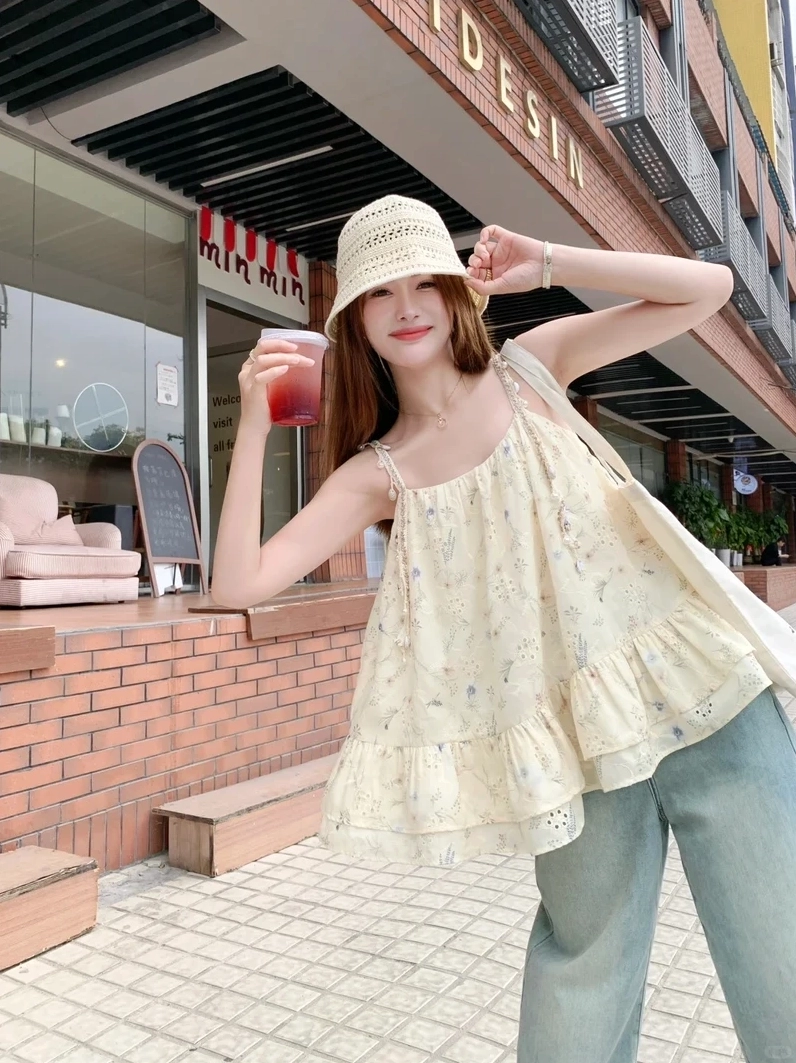 Gái xinh cá tính với áo hai dây màu sắc nổi bật tự tin thể hiện phong cách riêng