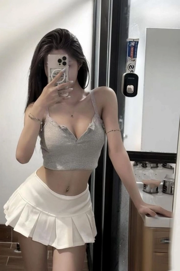 Gái xinh che mặt bằng điện thoại tóc dài trẻ trung năng động