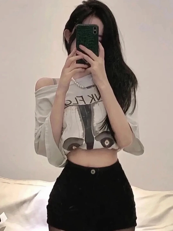 Gái xinh che mặt bằng điện thoại với biểu cảm cool ngầu