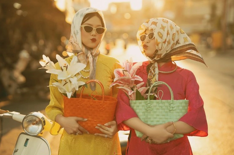 Gái xinh chụp tết e ấp bên nhành hoa mai vàng ngày xuân