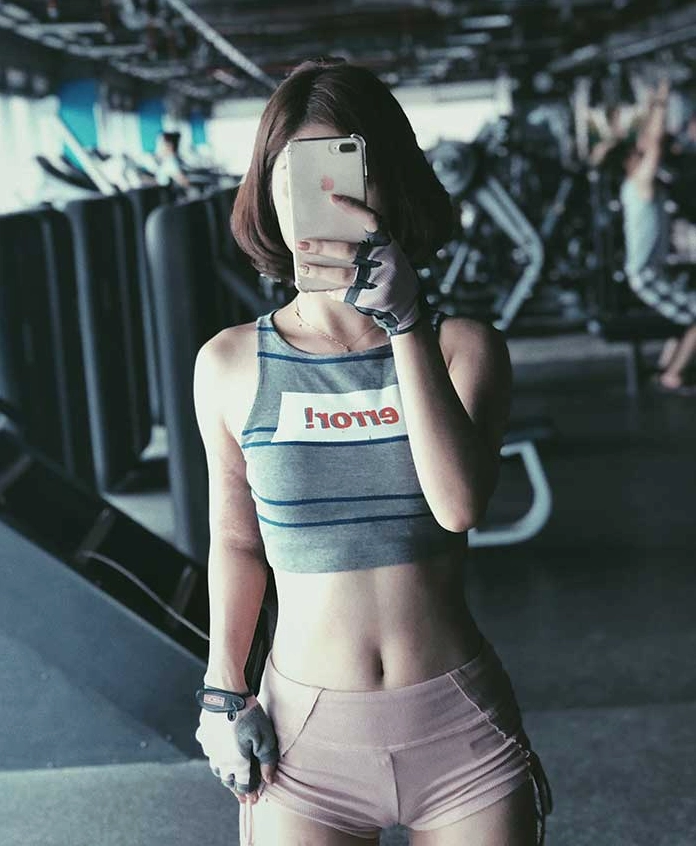 Gái xinh diện áo croptop tập yoga khoe vòng eo thon gọn và săn chắc