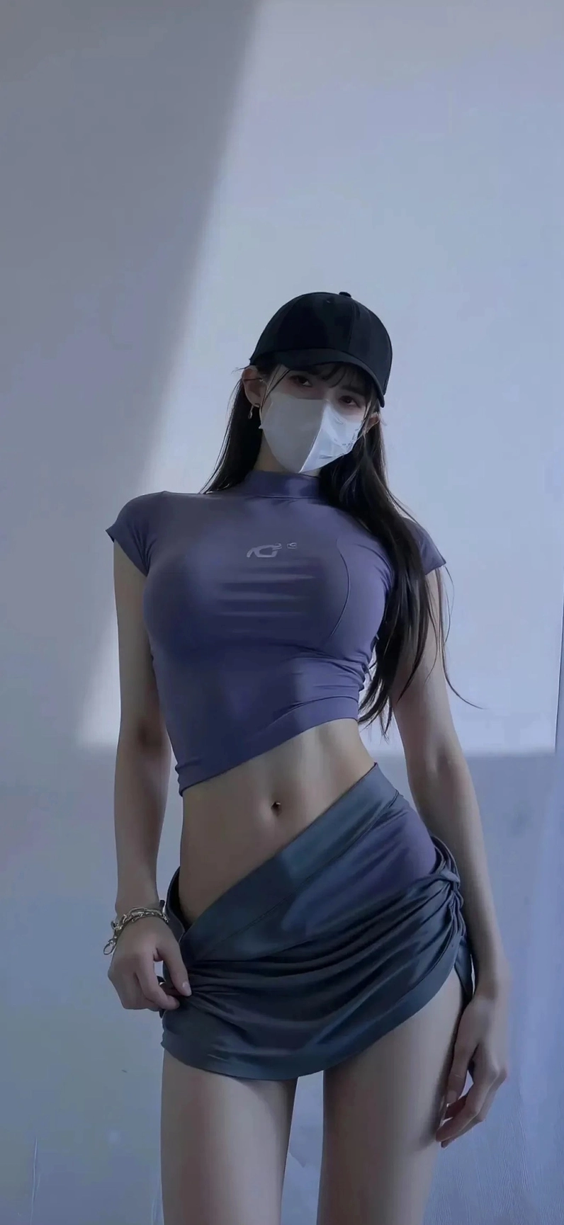 Gái xinh diện chân váy ngắn cá tính kết hợp áo croptop khoe trọn vòng eo con kiến năng động