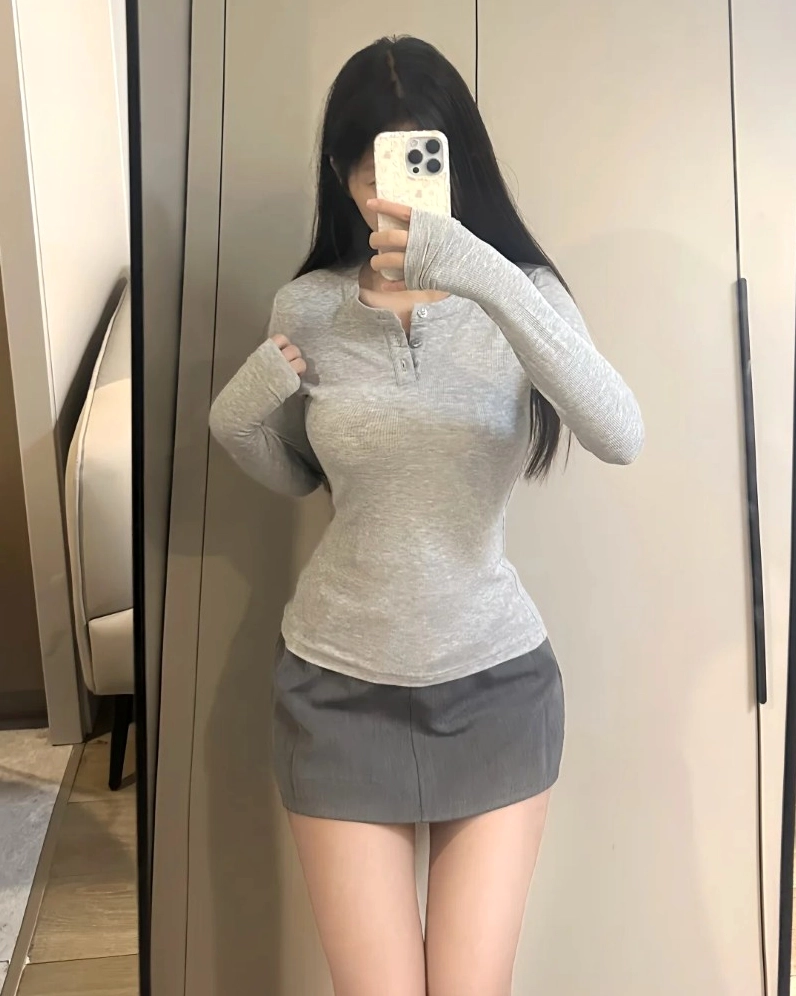 Gái xinh mặc áo croptop đen cá tính và năng động tạo dáng trong phòng