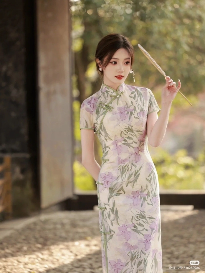 Gái xinh mặc sườn xám toát lên khí chất Á Đông đài các và cuốn hút