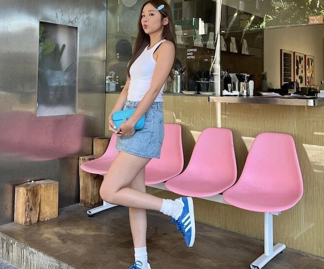 Gái xinh sở hữu bờ vai rộng tự tin diện áo ba lỗ khoe vóc dáng hoàn hảo