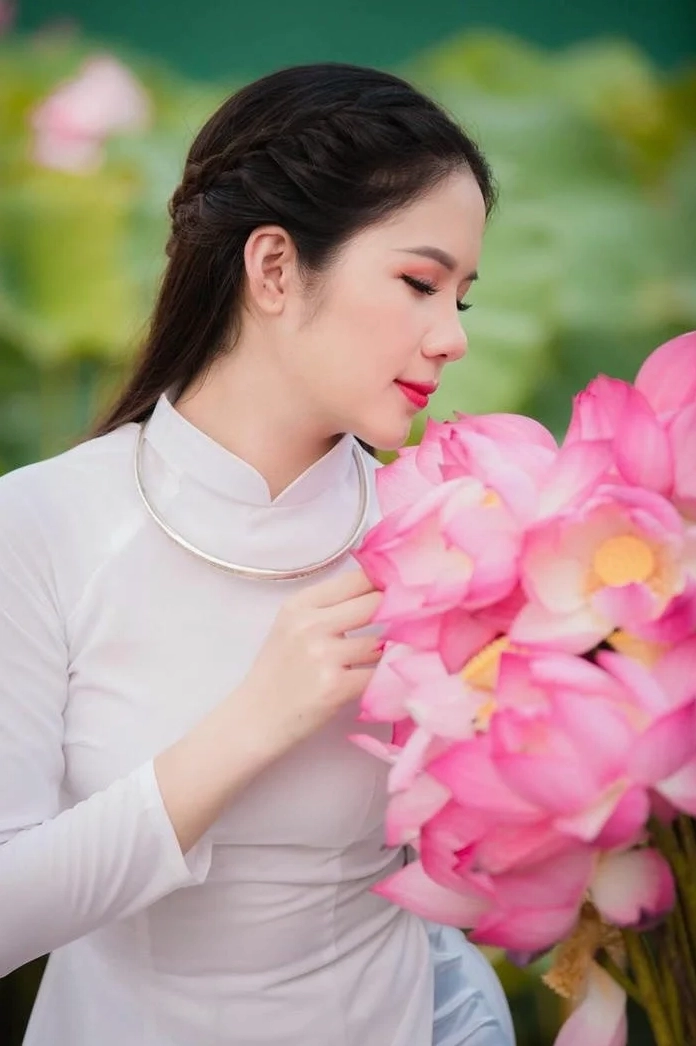 Gái xinh thả dáng dịu dàng bên hồ sen thơm ngát