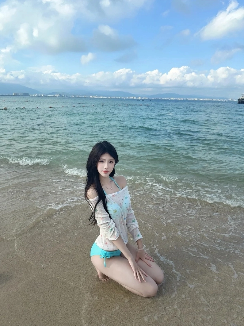 Gái xinh thả dáng nhẹ nhàng trong bộ bikini hai mảnh ngoài trời