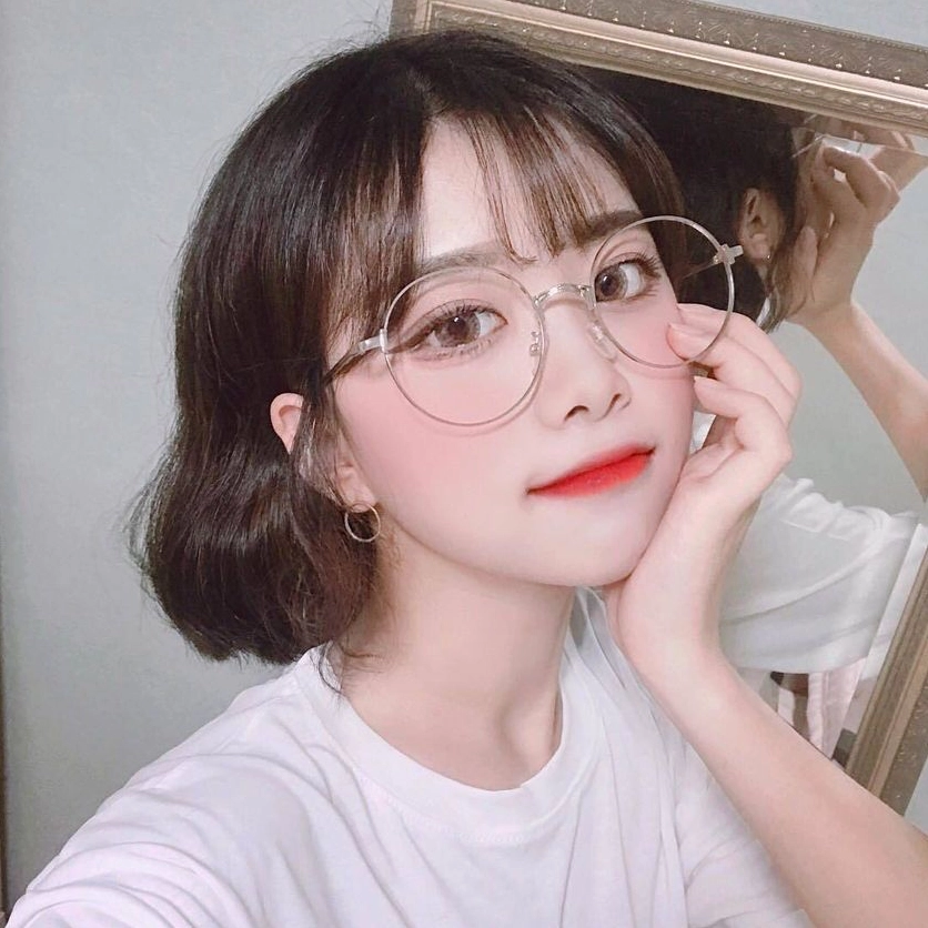 Gái xinh tóc ngắn cá tính tạo dáng trước ống kính