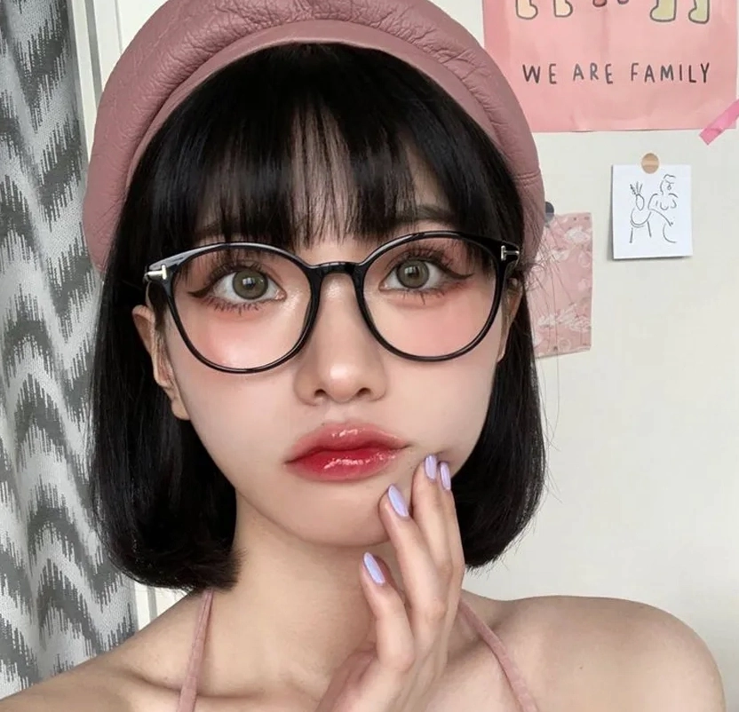 Gái xinh tóc ngắn mặc bikini đứng tạo dáng tự tin bên cạnh hồ bơi xanh mát