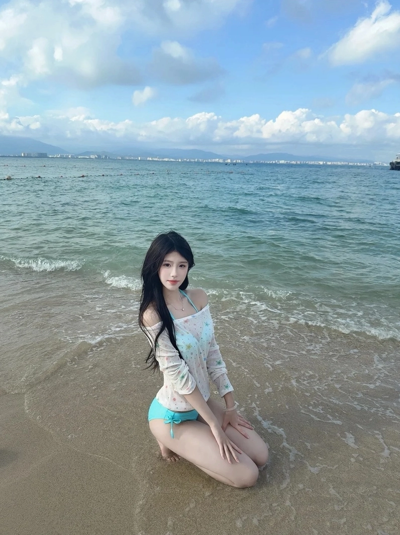 Gái xinh tự tin thả dáng ngoài trời với bộ bikini gợi cảm che nhẹ khuôn mặt