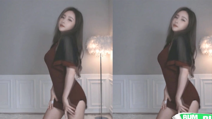 Gái xinh tự tin thả dáng với bikini hồng bên bờ biển xanh ngắt