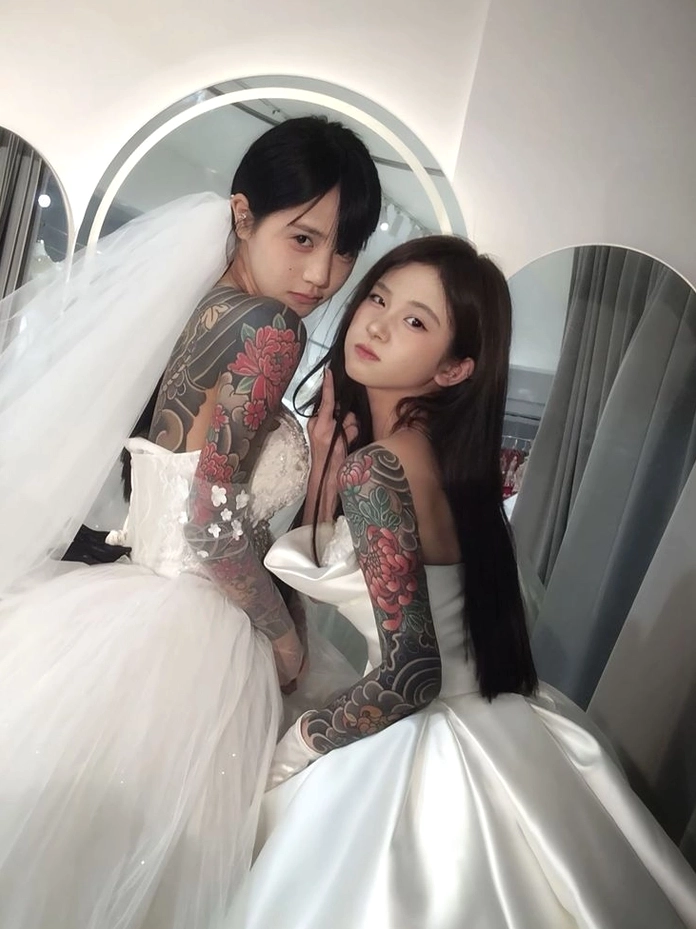 Gái xinh xăm dọc sống lưng mang đậm phong cách sexy quyến rũ