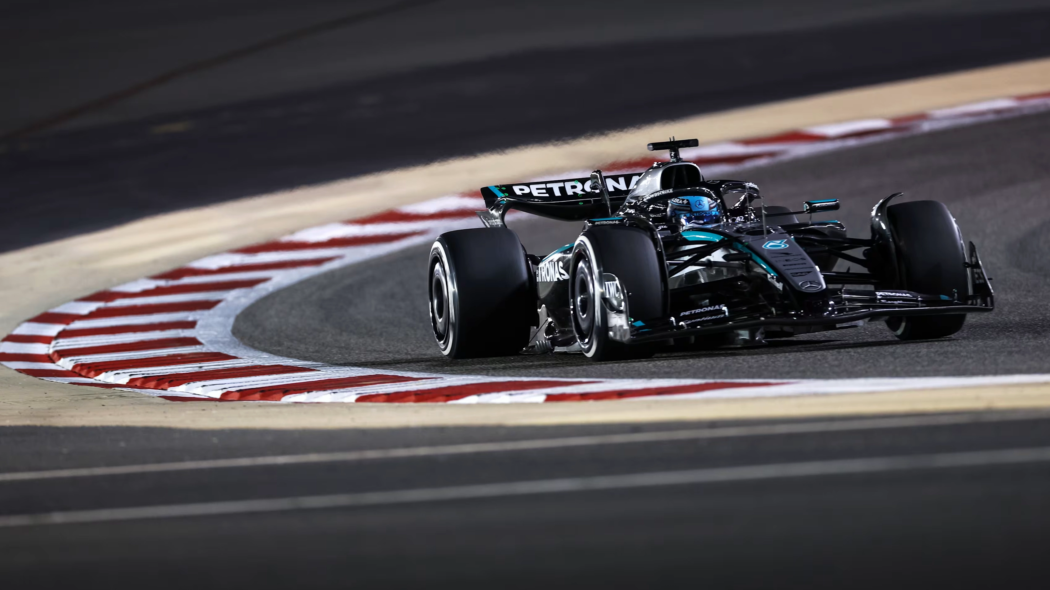 George Russell cầm lái chiếc siêu xe Mercedes AMG số 63 lướt qua đường đua tại Bahrain với tốc độ kinh hoàng