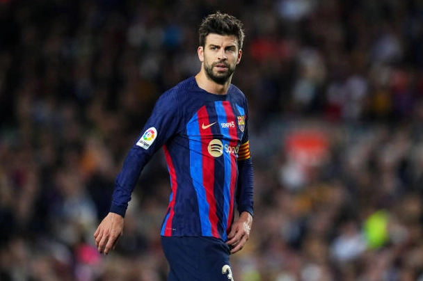 Gerard Pique quan sát diễn biến trận đấu trong màu áo Barcelona tại La Liga