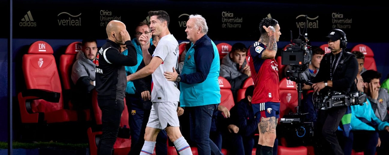 Gerard Pique và Robert Lewandowski cùng nhận thẻ đỏ trong một trận đấu căng thẳng của Barcelona