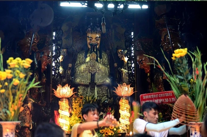 Gian thờ các vị thần linh được bài trí vô cùng trang nghiêm thanh tịnh