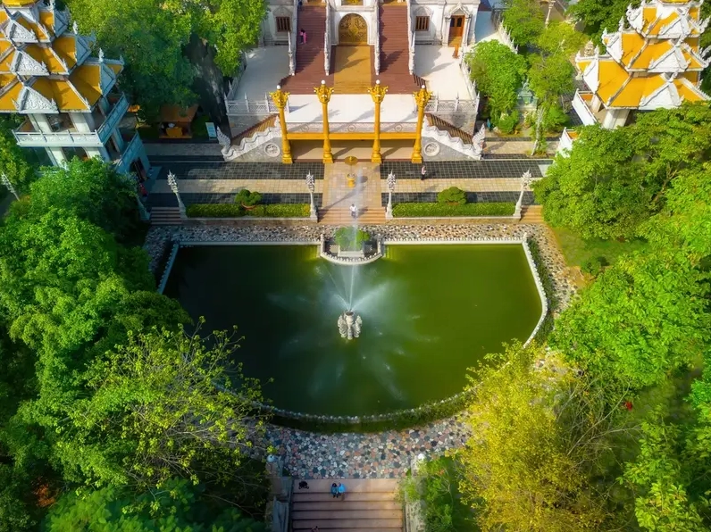 Góc bình yên trong khuôn viên chùa dưới ánh nắng ban mai