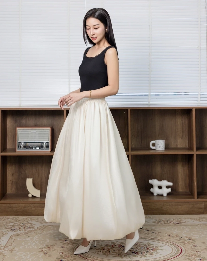 Góc chụp nghiêng khoe thần thái cuốn hút của cô nàng diện áo hai dây quyến rũ