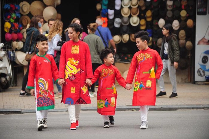 Góc chụp nghiêng thần thánh khoe trọn vẹn nét thanh tú và đường cong mềm mại dưới lớp áo mỏng