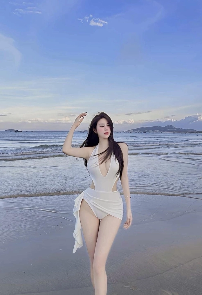 Góc chụp nghiêng thần thánh tôn lên vòng eo con kiến của người đẹp bikini trắng